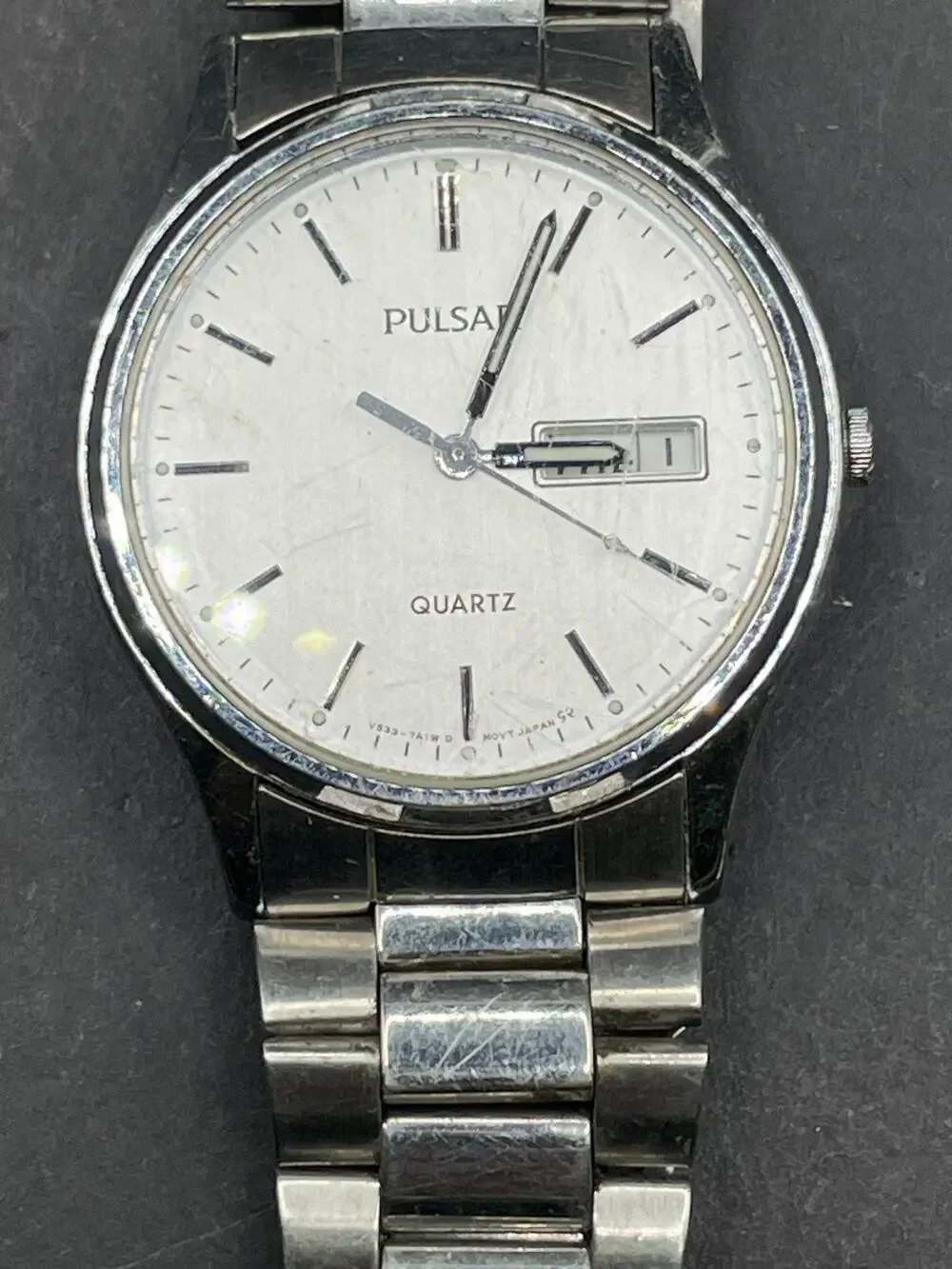 Vtg Pulsar Watch Men 34mm Silver Tone White Dial DayDate Round V533-7A30 33.4MM